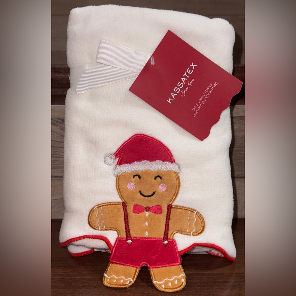 Super Cute 🥰 Gingerbread Men with Santa 🎅 Hat Hand Towel Set of Two - NEW